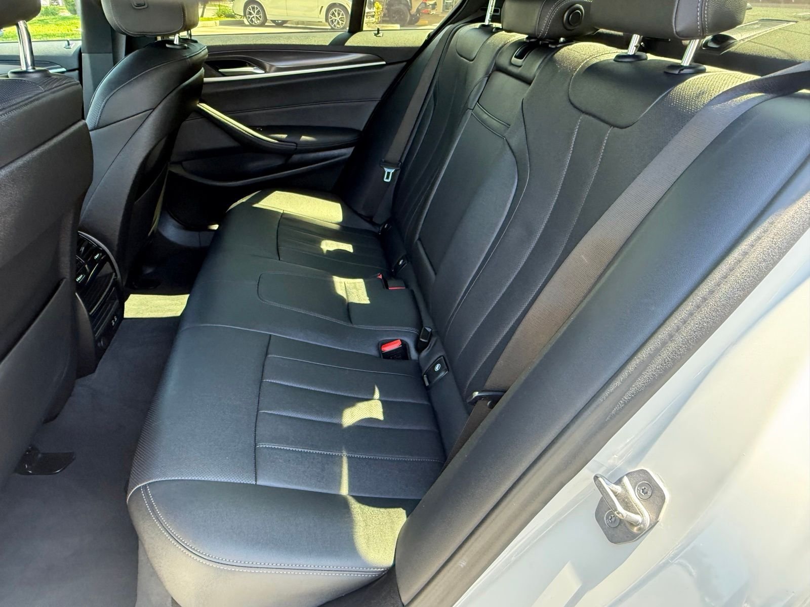 Used 2023 Alpine White BMW 540i image 32