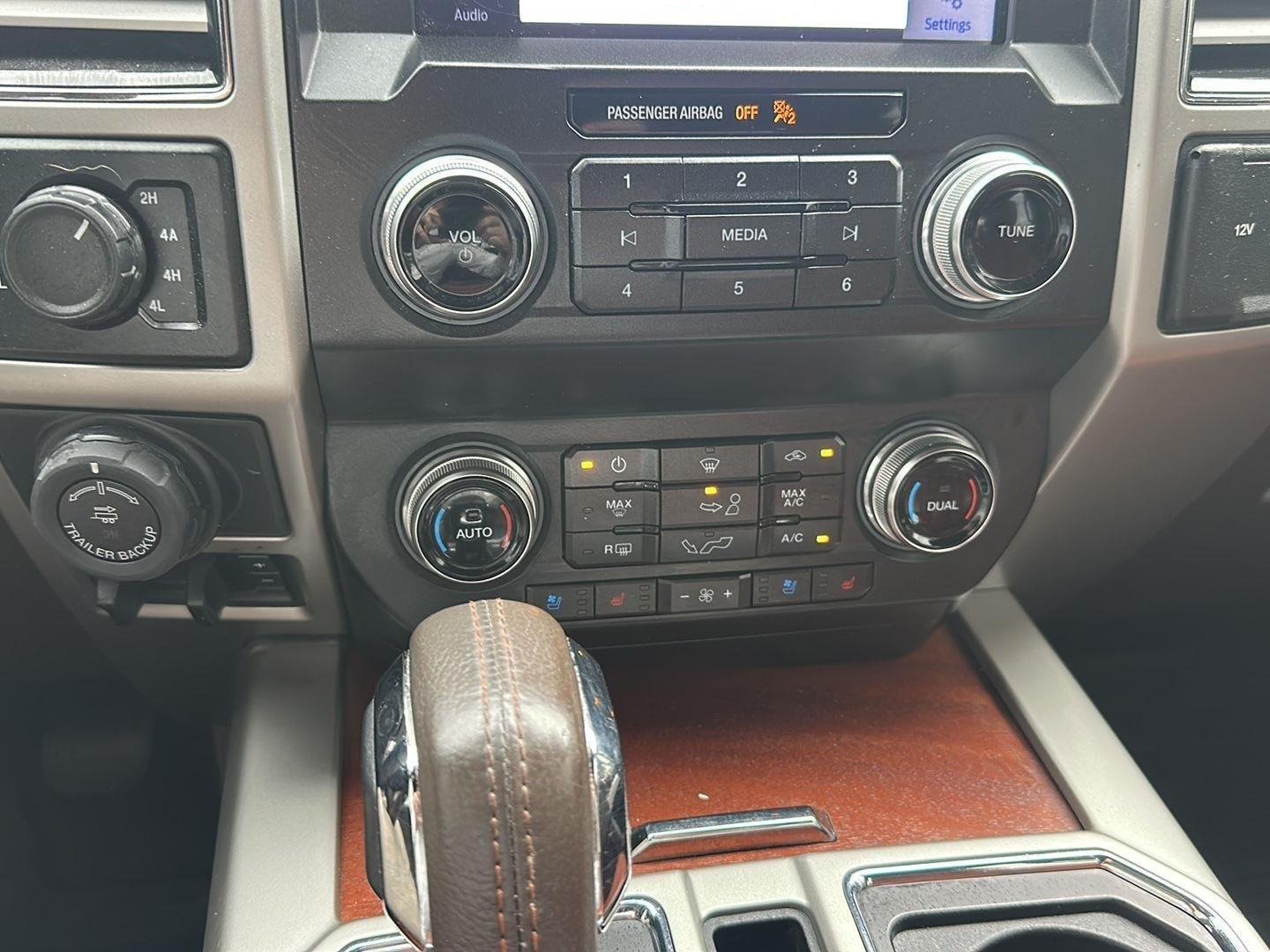 Used 2019 White Platinum Metallic Tri-Coat/Stone Gray Ford King Ranch image 8