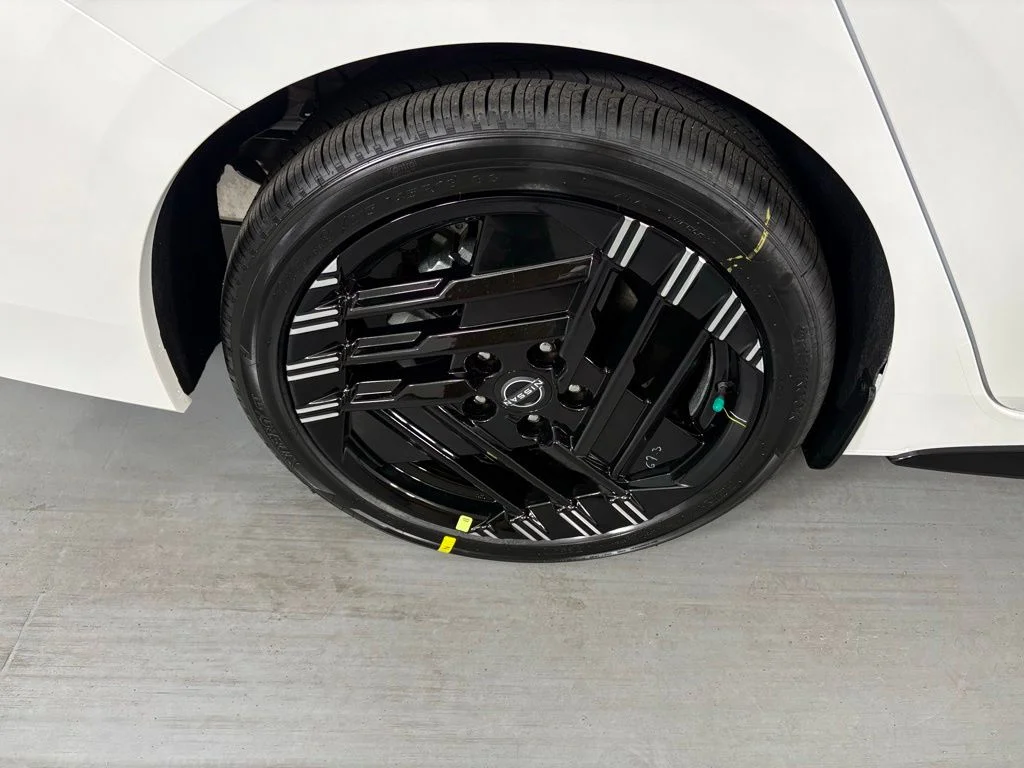 New 2026 Aspen White TriCoat / Super Black Two-tone Nissan SR image 11