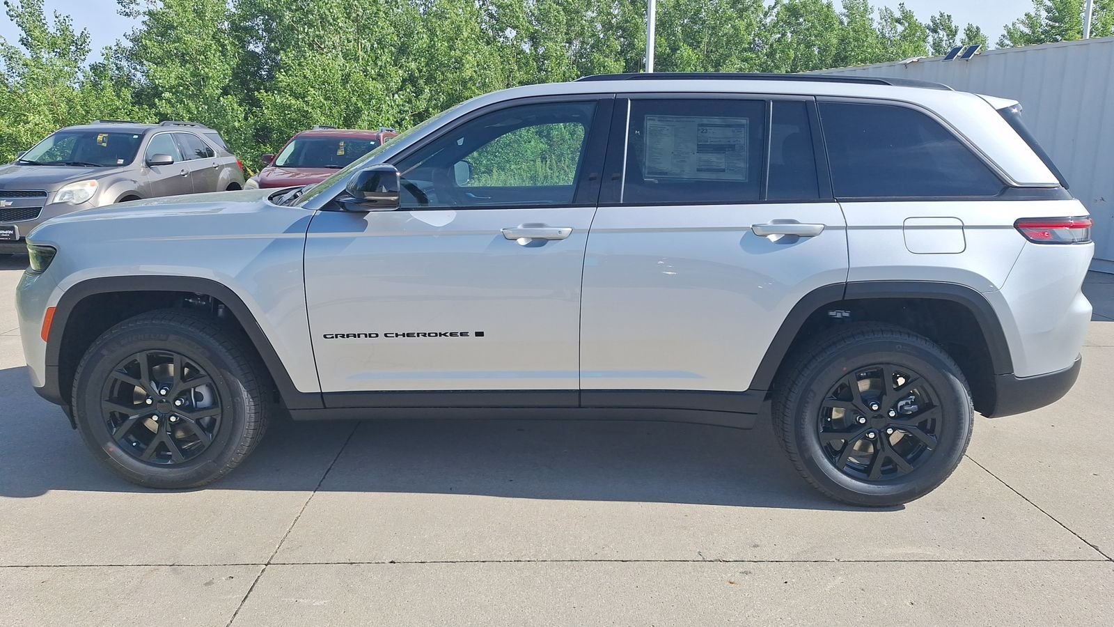 New 2026 Silver Zynith Exterior Paint Jeep Altitude image 7