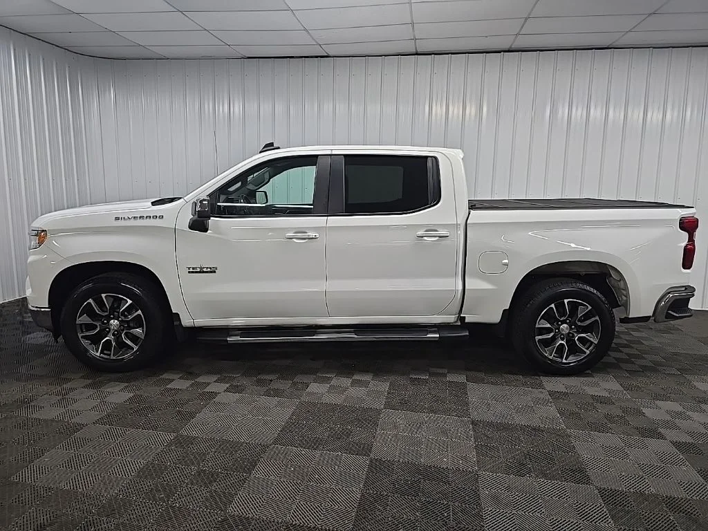 Used 2022 White Chevrolet LT image 5