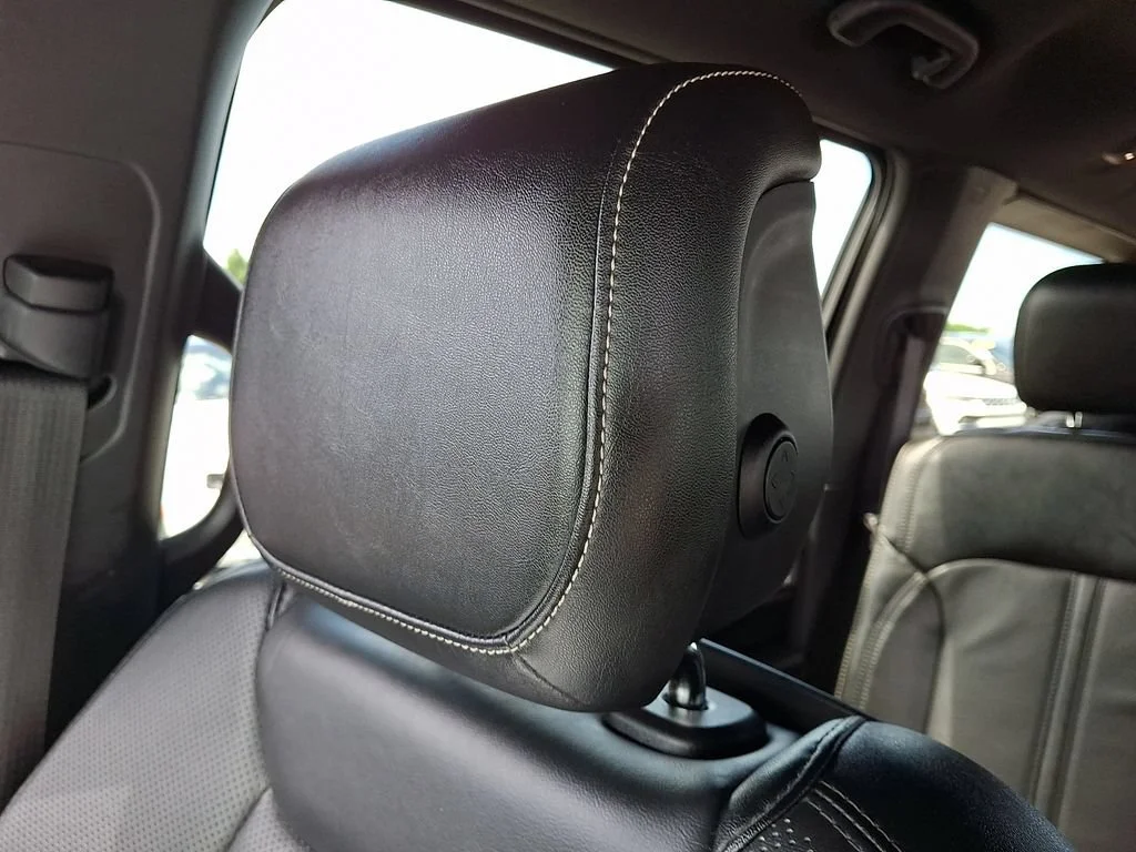 Used 2023 Diamond Black Crystal Pearlcoat Jeep Series III image 18