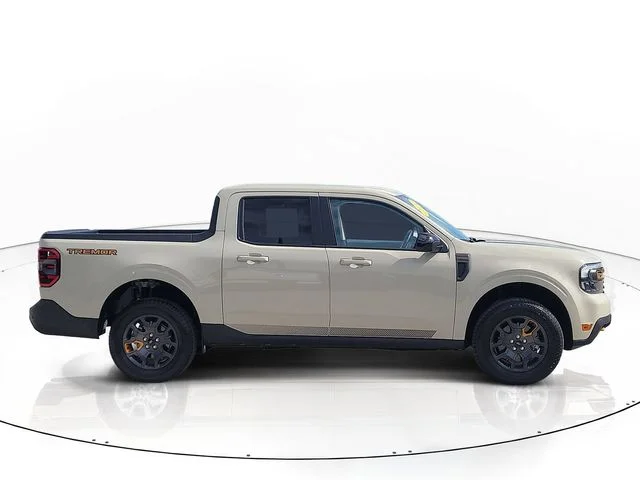 Used 2024  Ford Lariat image 4