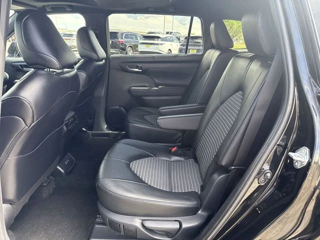 2025 Toyota Highlander LE - Photo 22
