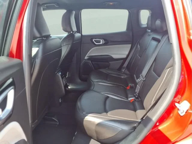 Used 2025  Jeep Limited image 15