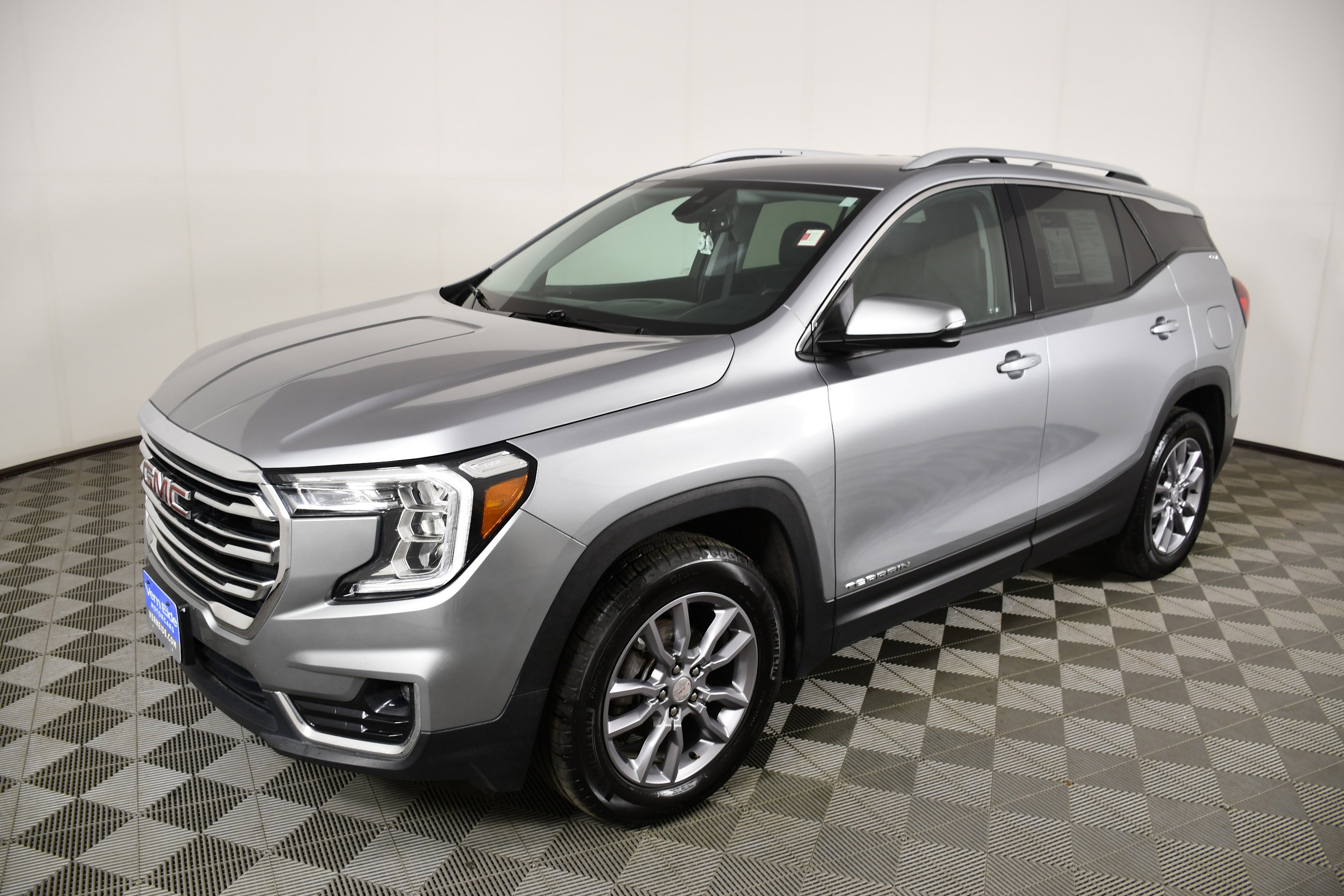 Used 2024 Sterling Metallic GMC SLT image 10