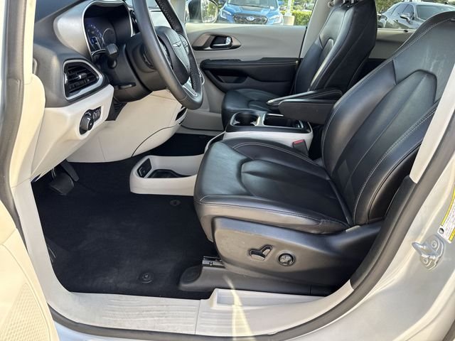 Used 2023 Silver Chrysler Touring L image 17