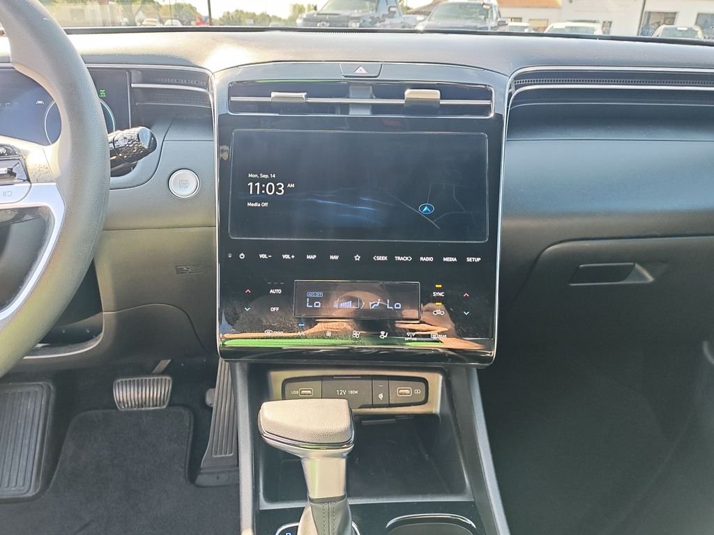 Used 2024 Green Hyundai SEL image 21