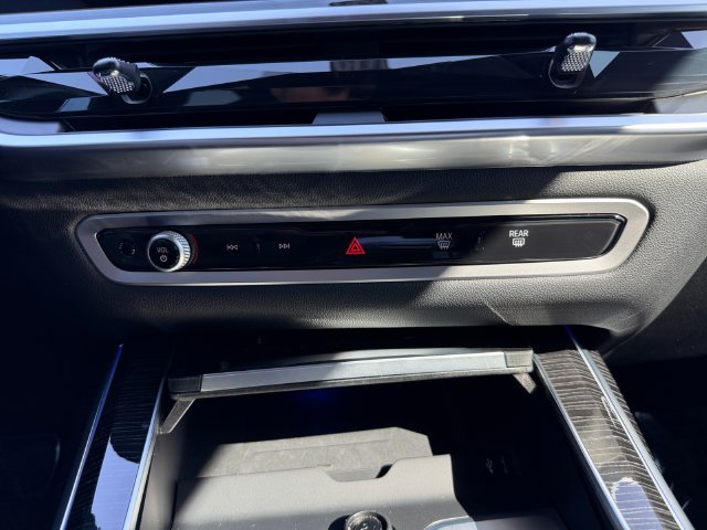 Used 2025 White BMW M60i image 27