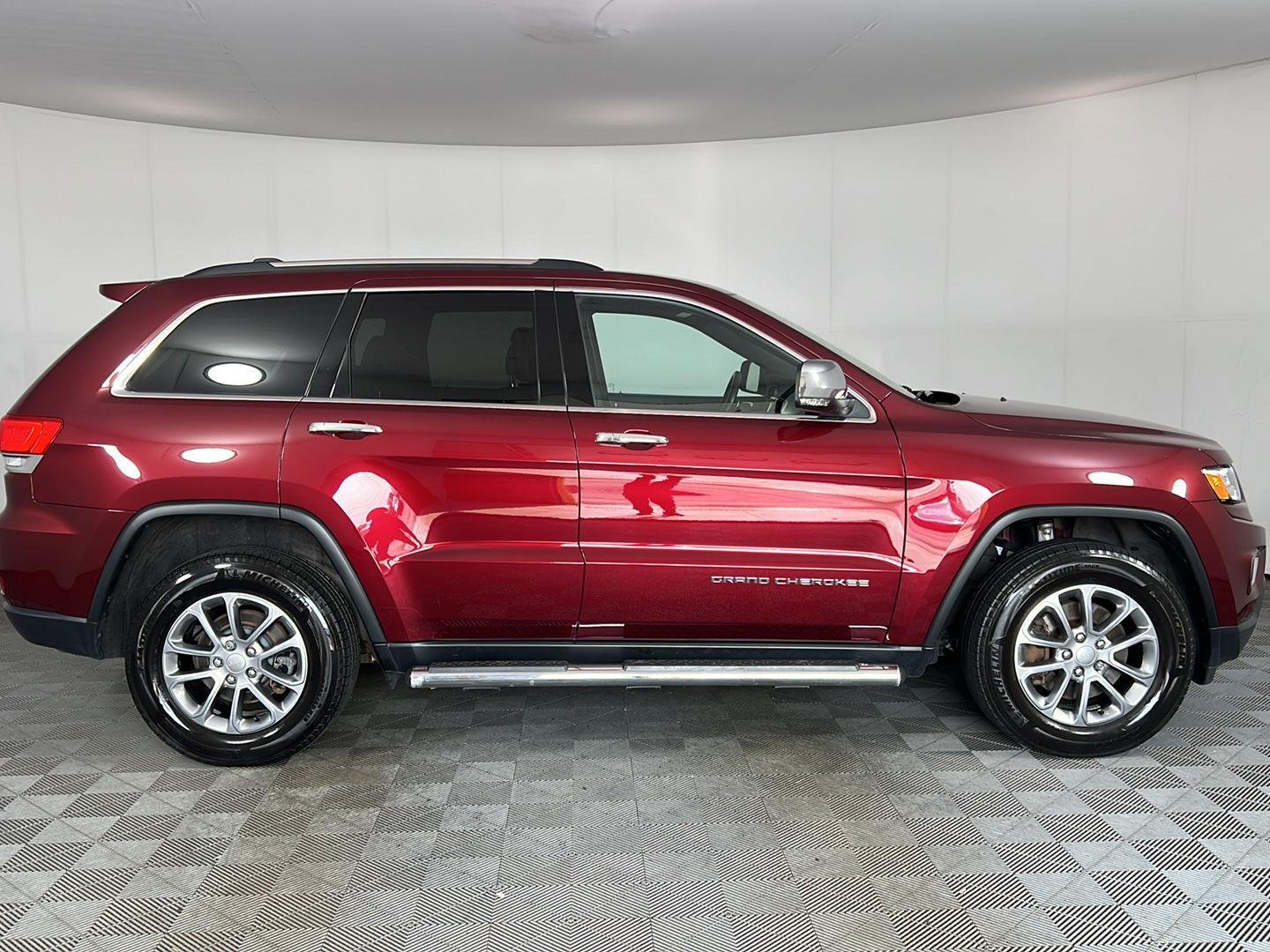 Used 2016 Velvet Red Pearlcoat Jeep Limited image 3