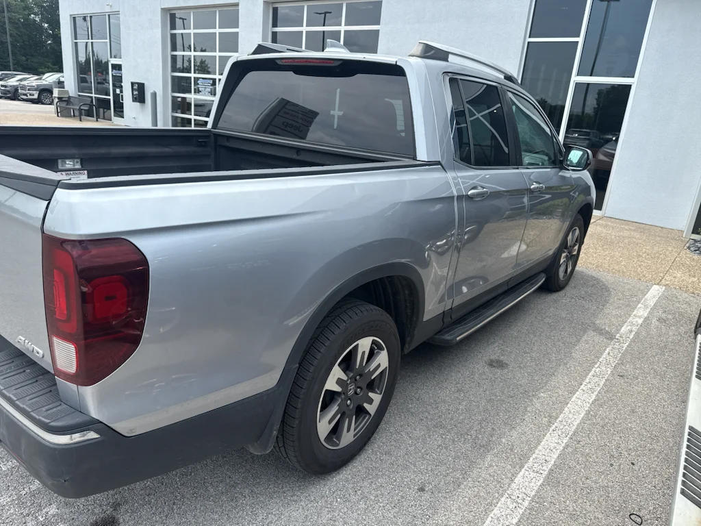 Used 2017 Lunar Silver Metallic Honda RTL image 7