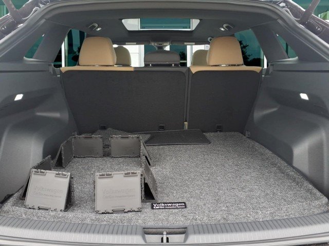 New 2026 Deep Black Pearl Volkswagen SE w/Technology 4M image 8
