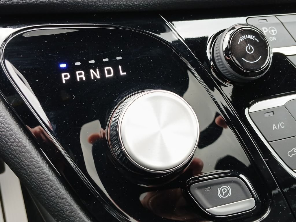 Used 2024 White Chrysler Select image 27