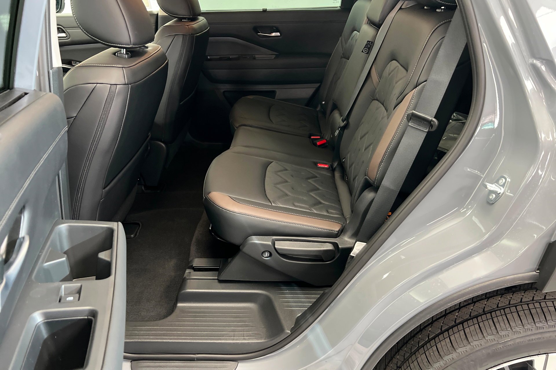 New 2026 Boulder Gray Pearl / Super Black Two-tone Nissan Platinum image 22