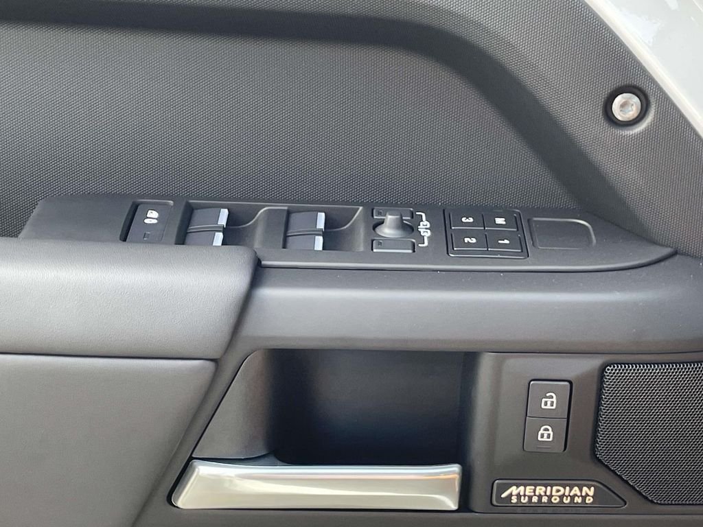 New 2026 Fuji White Land Rover X-Dynamic SE image 25