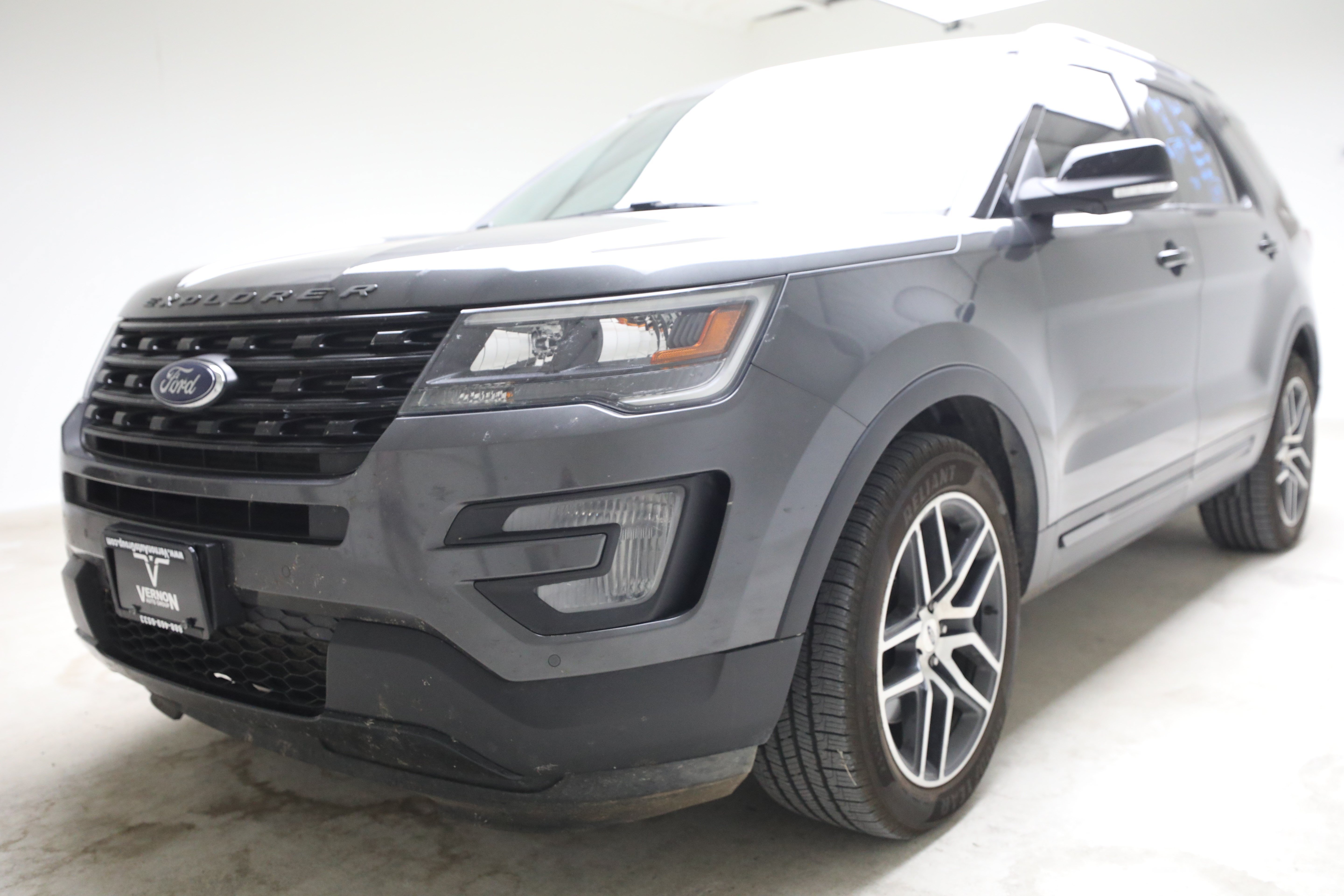 Used 2017 Gray Ford Y image 1