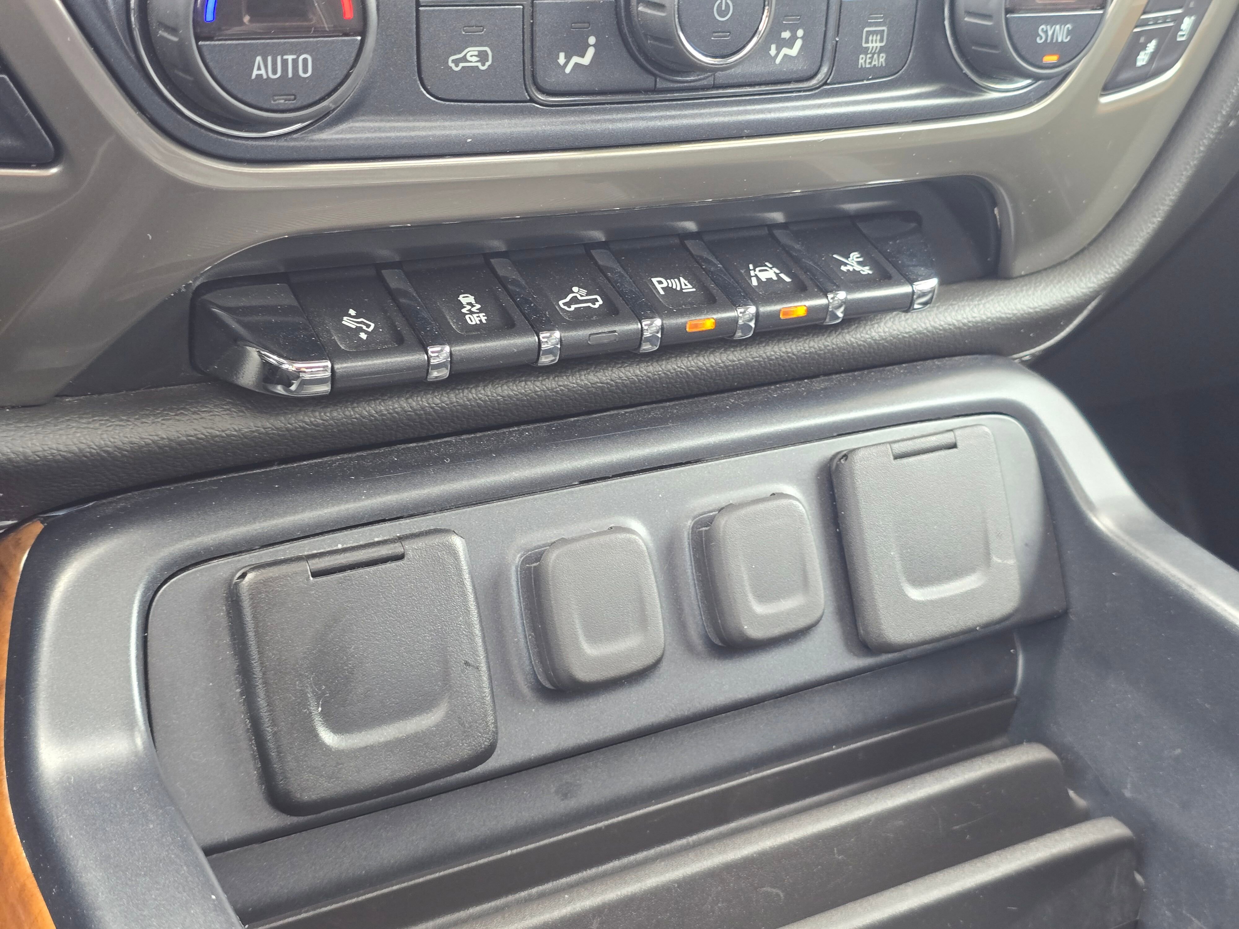 Used 2018 IRIDESCENT PEARL TRICOAT Chevrolet High Country image 30