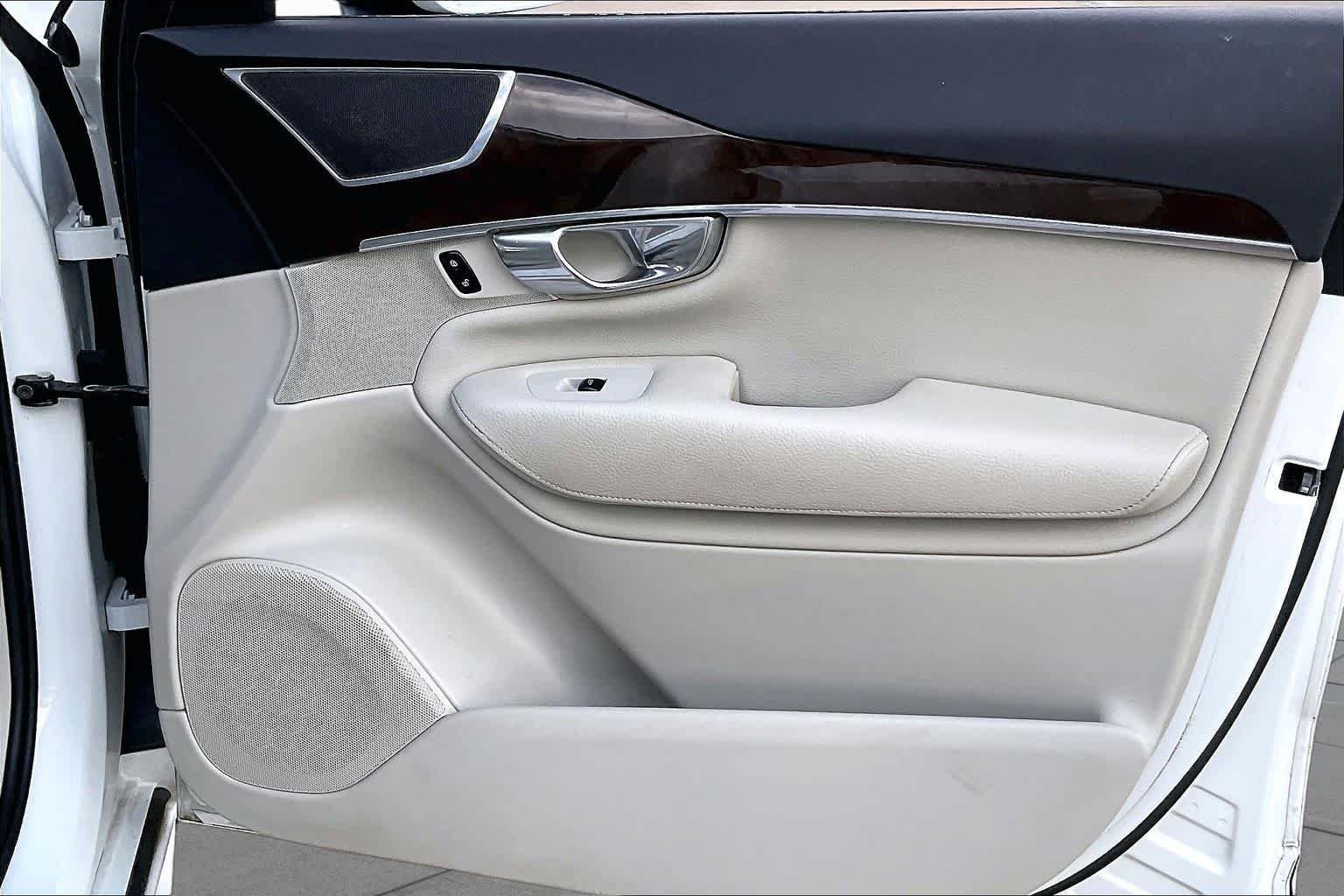 Used 2019 Crystal White Pearl Metallic Volvo Momentum image 22