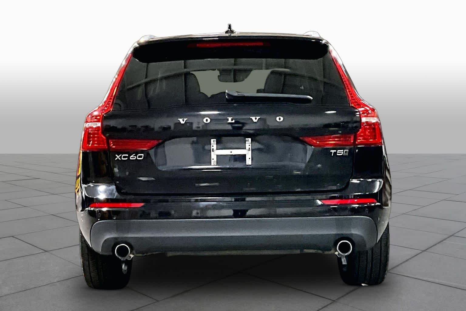 Used 2021 Onyx Black Metallic Volvo Momentum image 5