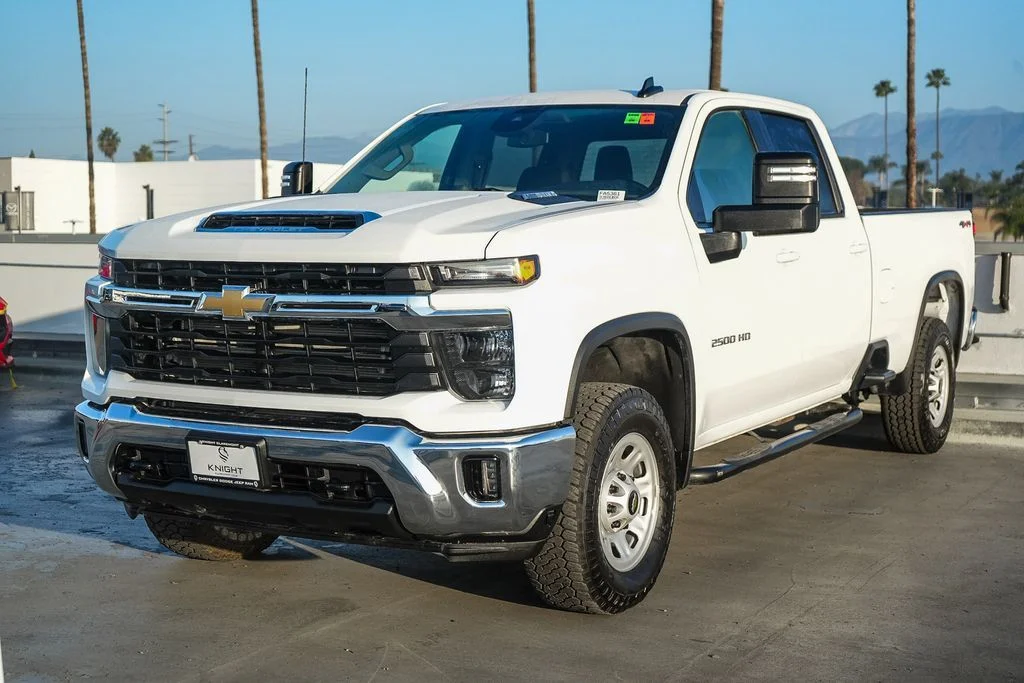 Used 2025 White Chevrolet LT image 4