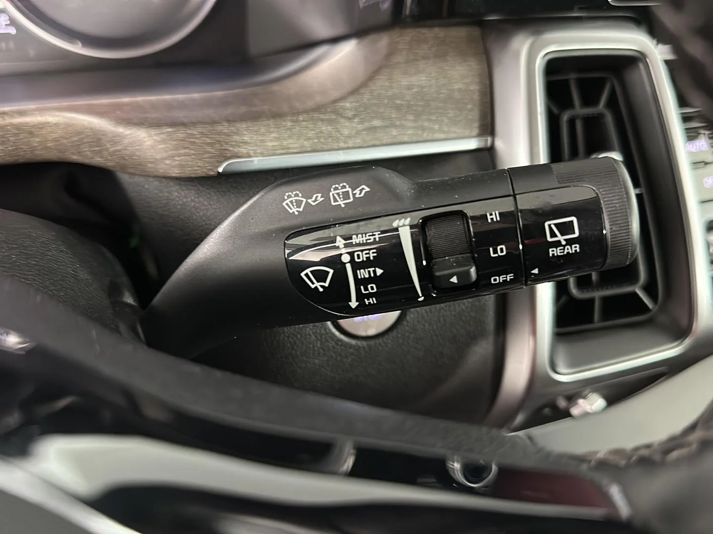 Used 2022 Glacial White Pearl Kia  image 25