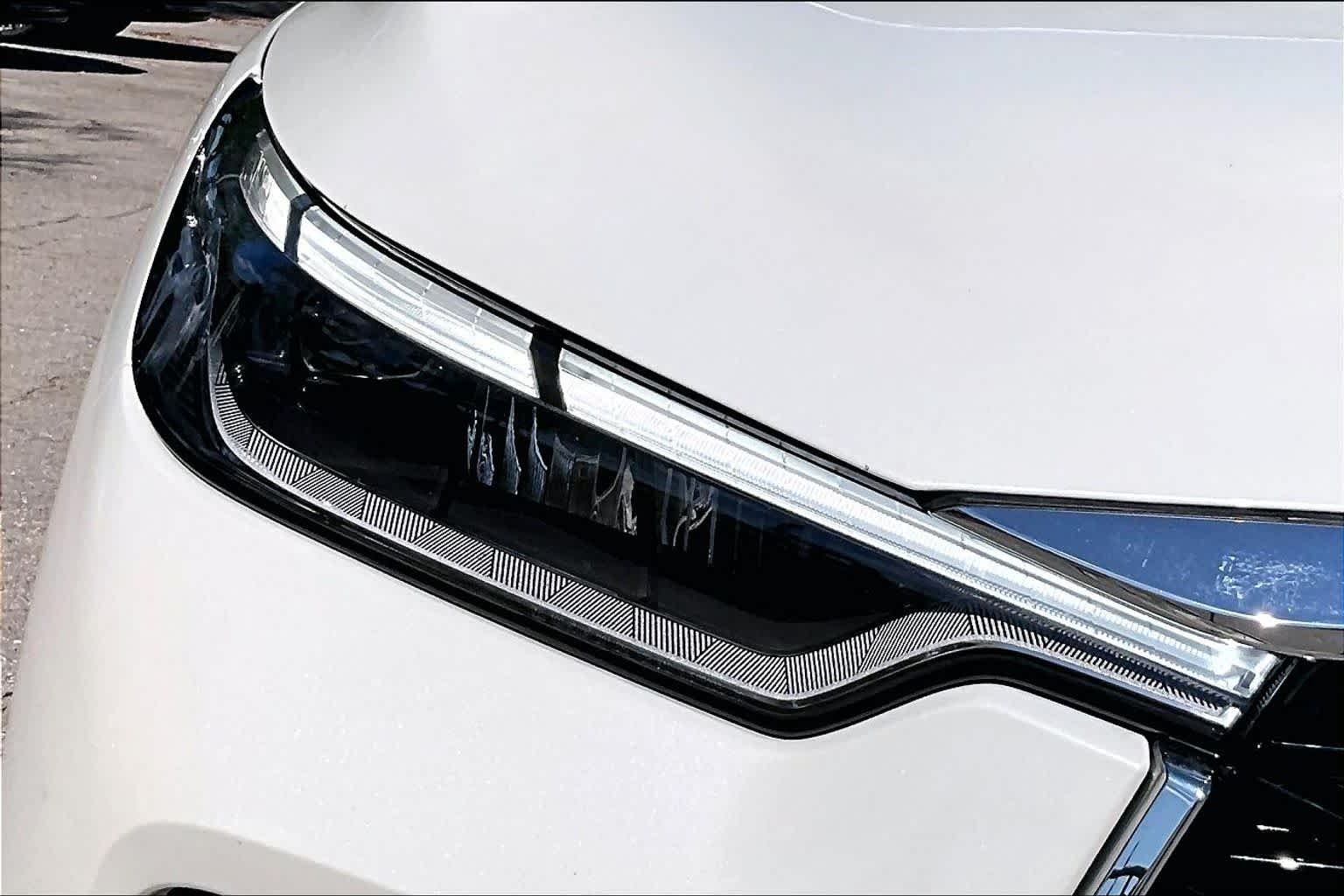 Used 2024 Majestic White INFINITI LUXE image 28