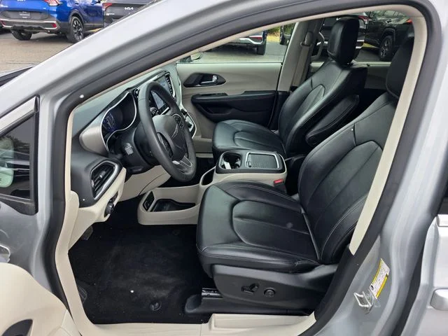 Used 2024 Silver Mist Clearcoat Chrysler Touring L image 16