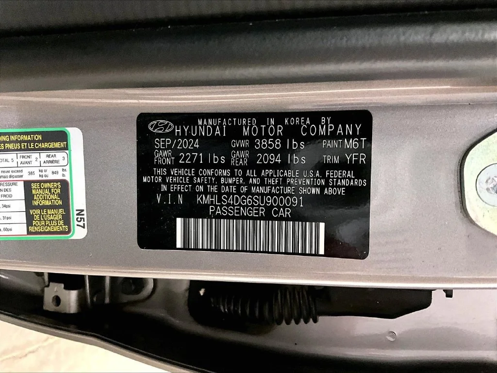 Used 2025 Silver Hyundai SEL Convenience image 19
