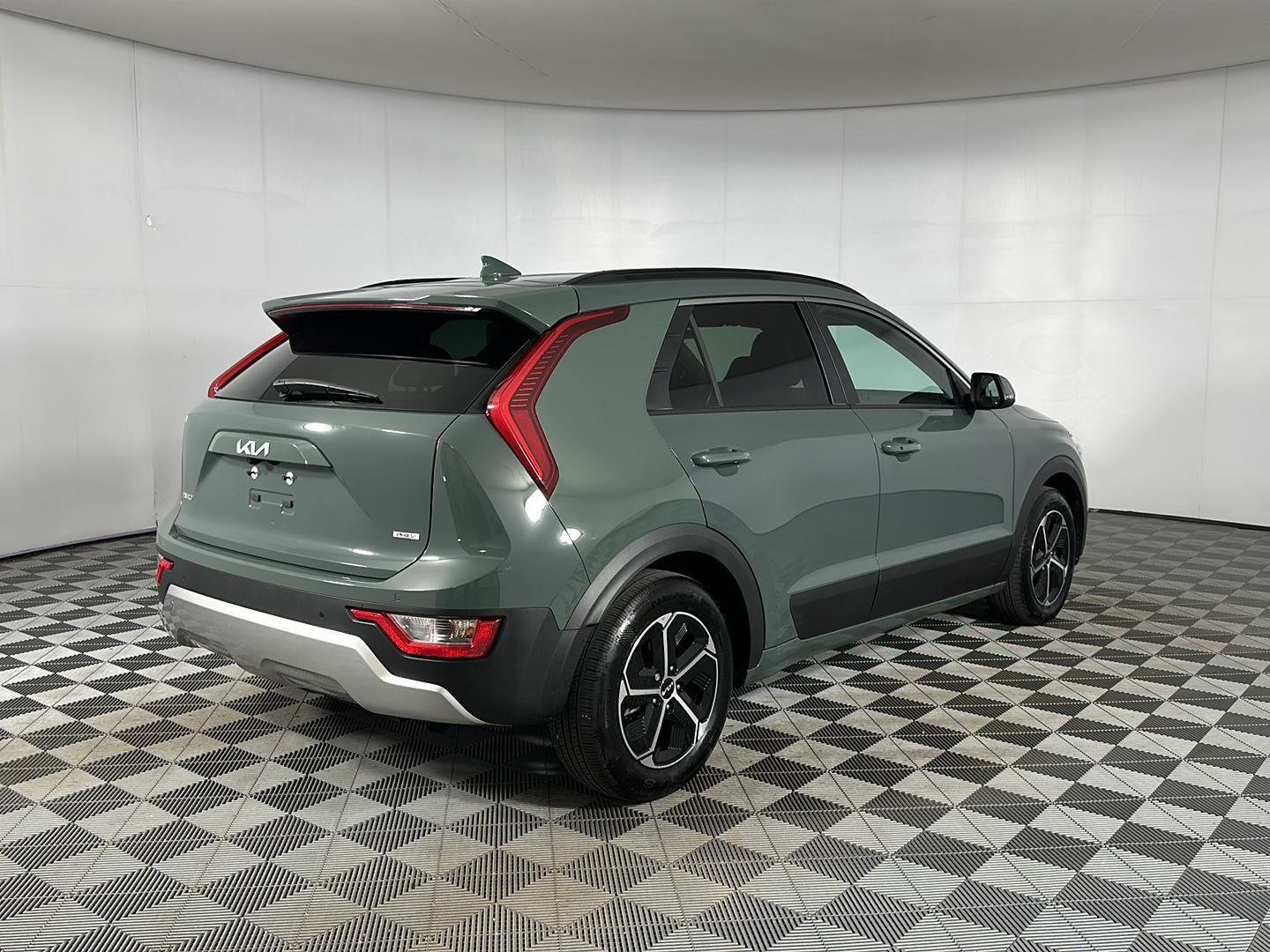 Used 2023 Cityscape Green Kia EX image 22