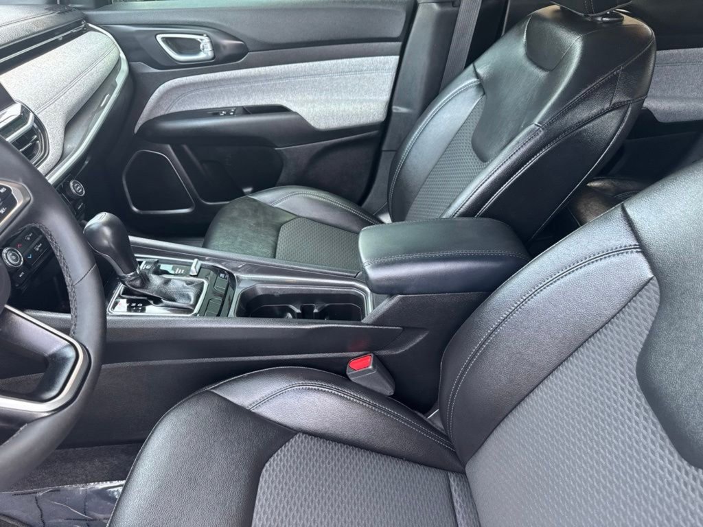 Used 2025 Bright White Clearcoat Jeep Latitude image 18
