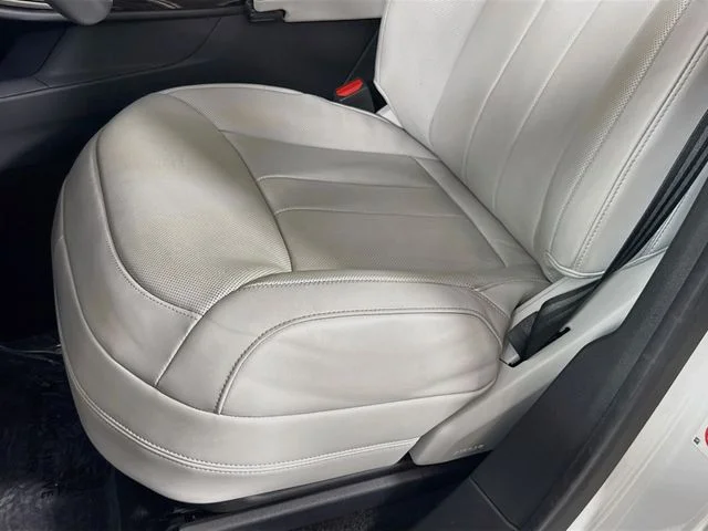 Certified Used 2023 White Land Rover SE image 22