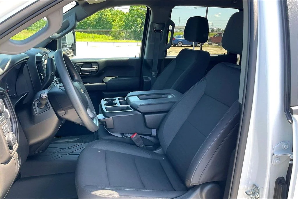 Used 2025 White Chevrolet Custom image 18