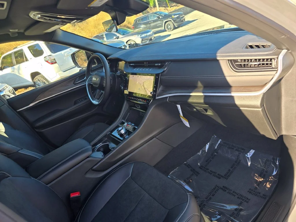 New 2027 Gray Jeep Laredo Altitude image 28