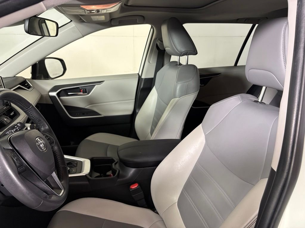 Used 2021 White Toyota XLE Premium image 19