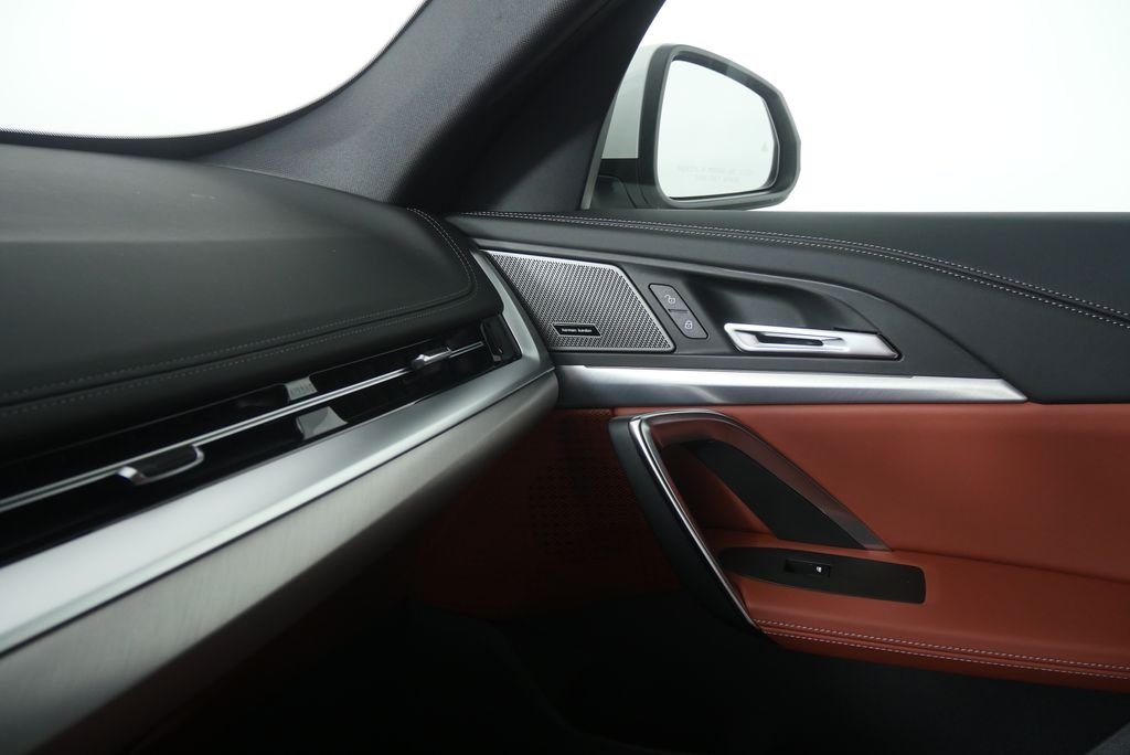 New 2026 Mineral White Metallic BMW xDrive28i image 23