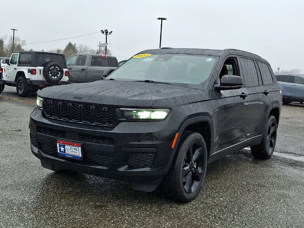 Used 2023 Diamond Black Crystal Pearlcoat Jeep Altitude image 5
