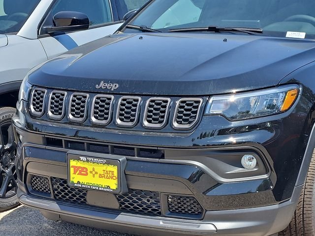 New 2026 Diamond Black Crystal Pearl-Coat Exterior Paint Jeep Latitude image 2