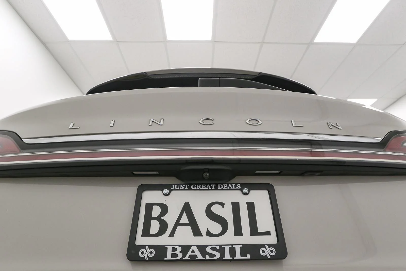 Used 2023 Ceramic Pearl Metallic Tinted Clearcoat Lincoln Standard image 11