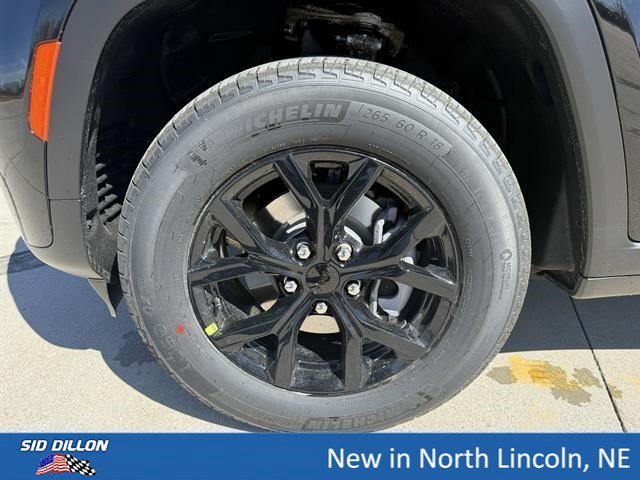 New 2026 Diamond Black Crystal Pearl-Coat Exterior Paint Jeep Laredo Altitude image 5