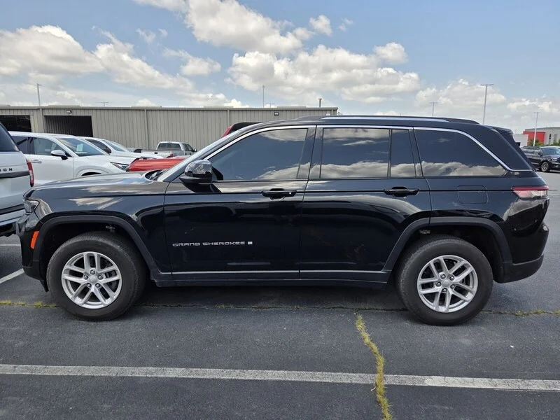 Used 2023 Diamond Black JEEP LAREDO image 6