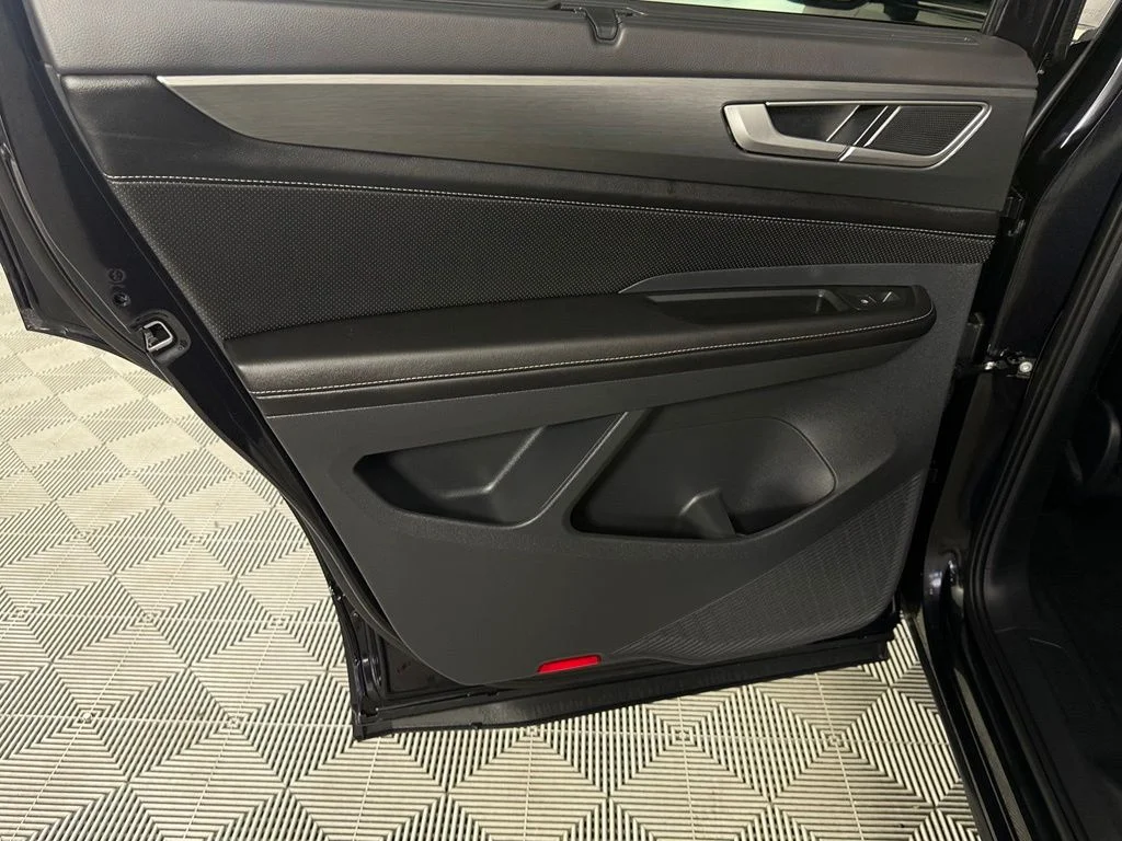 Used 2026 Black Volkswagen SE w/Technology image 23