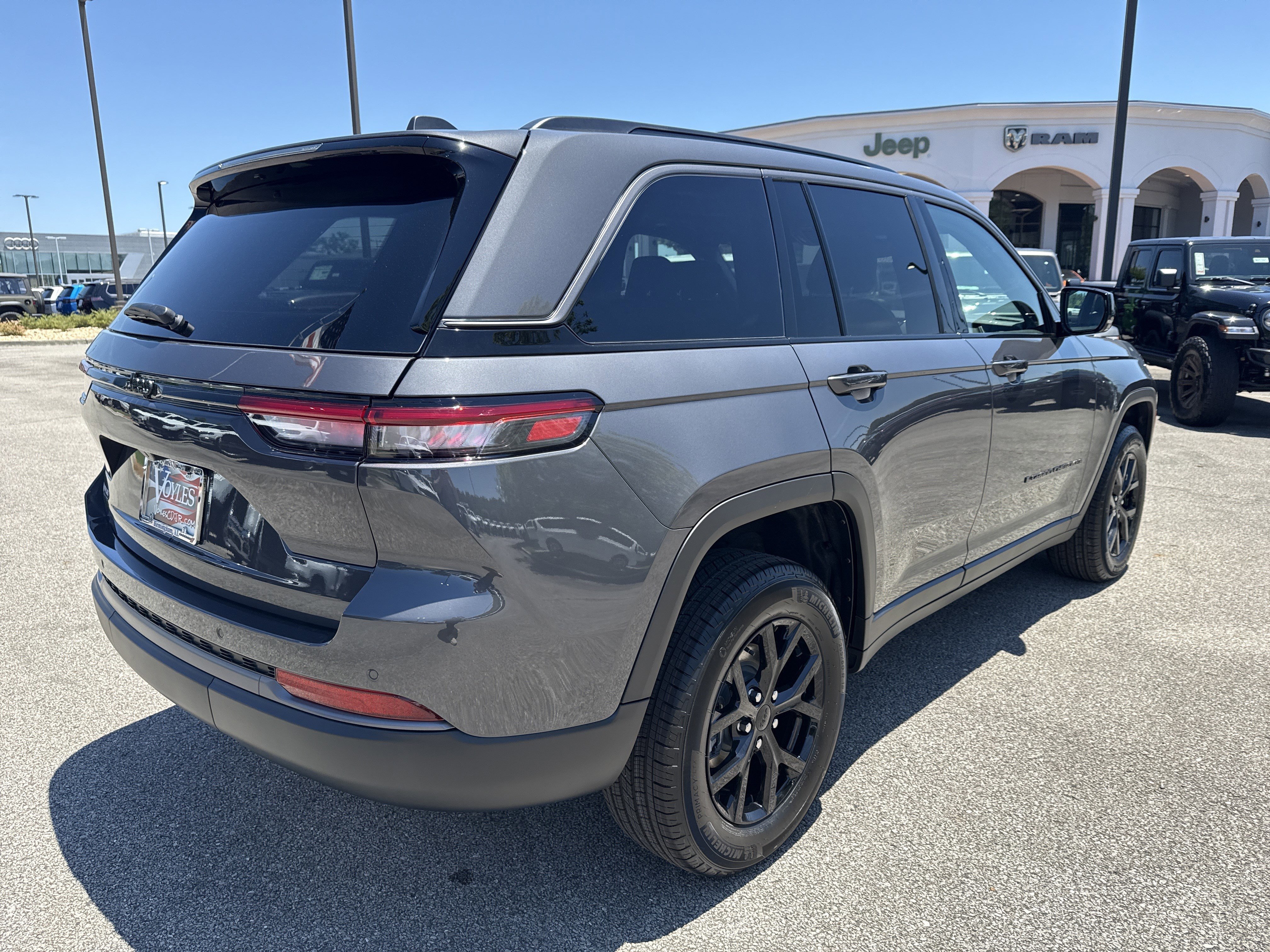 New 2026 Baltic Gray Metallic Clear-Coat Exterior Paint Jeep Altitude image 7