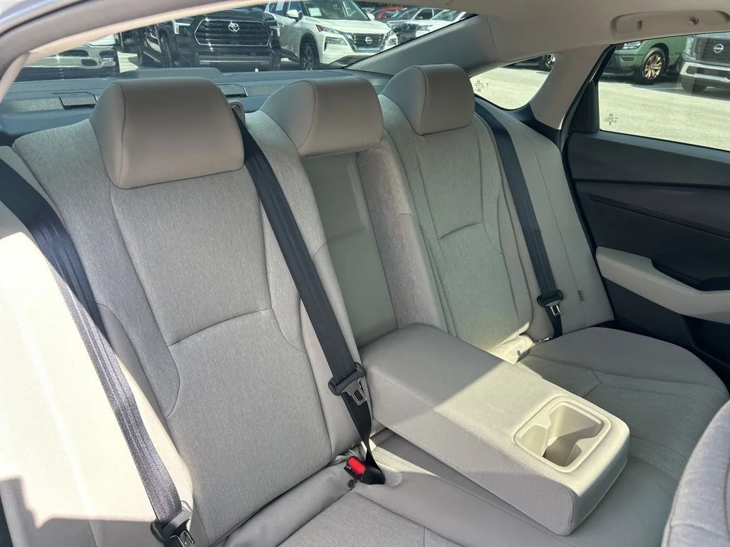 Used 2025 Platinum White Pearl Honda SE image 45