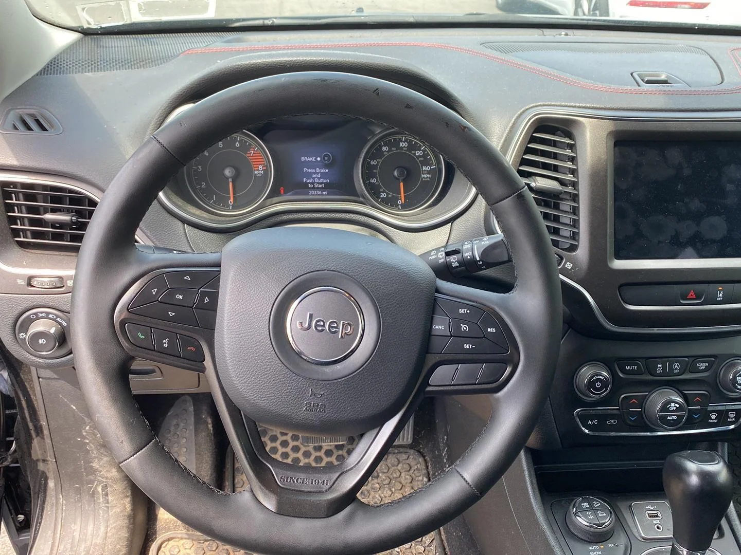 Used 2022 Diamond Black Crystal Pearlcoat Jeep Trailhawk image 8