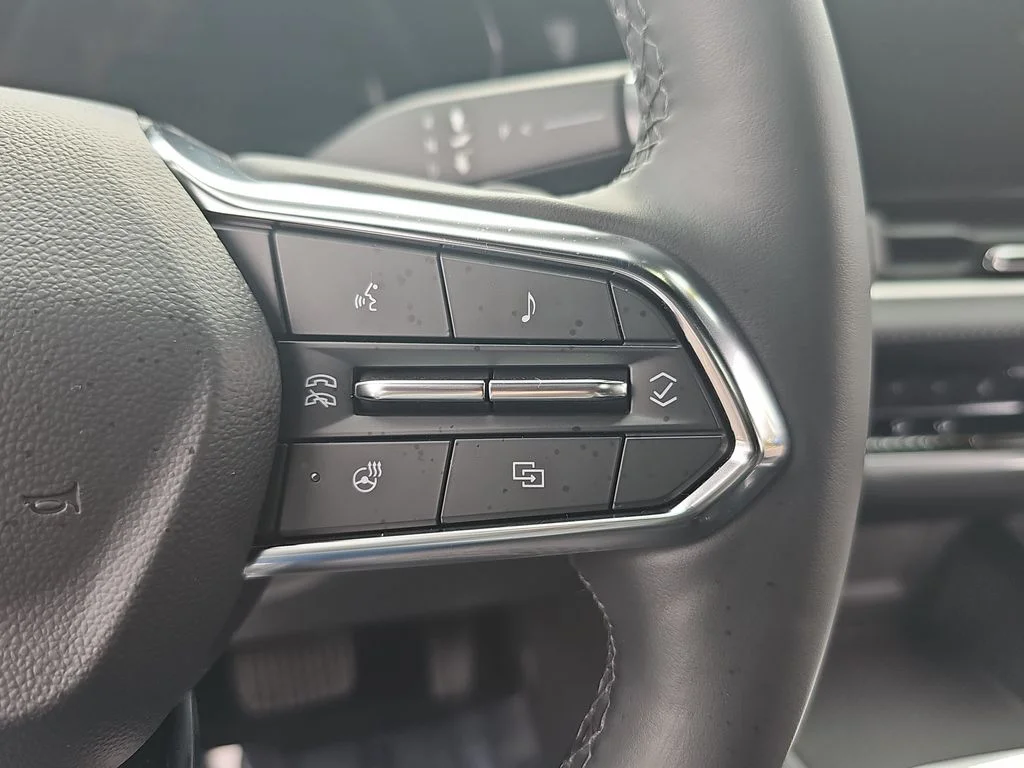Used 2025 White Chevrolet LT image 17