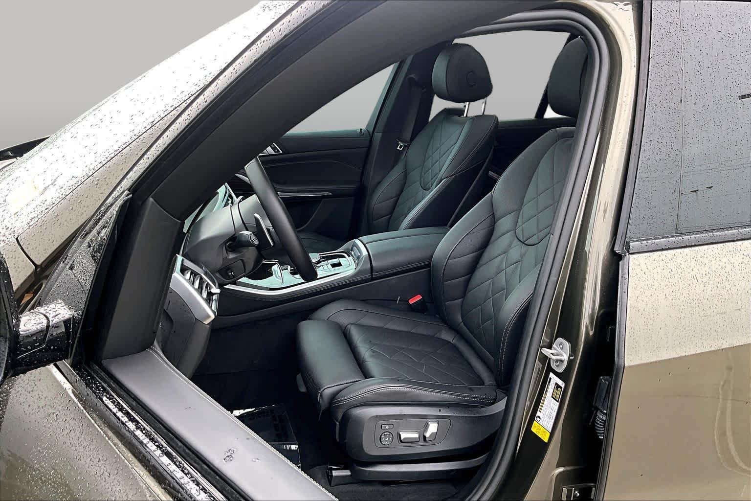 Used 2024 Manhattan Green Metallic BMW sDrive40i image 8