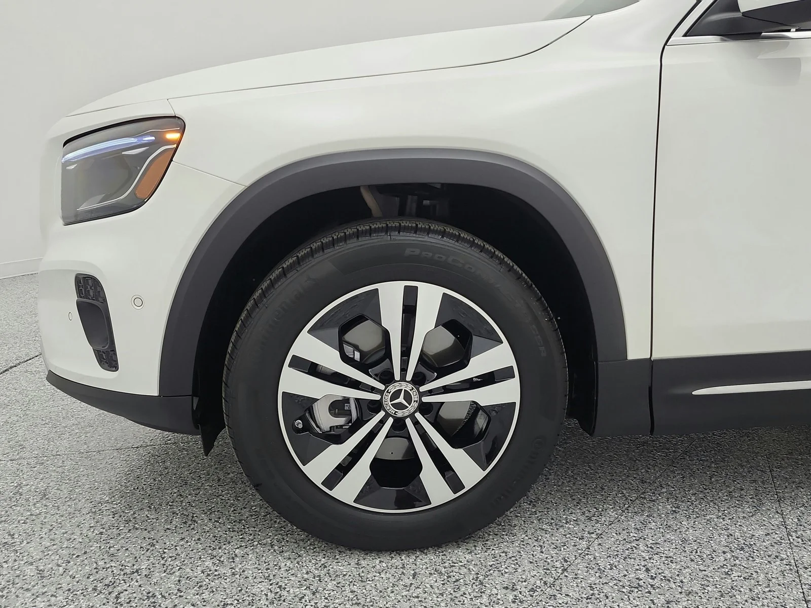 Used 2025 Polar White Mercedes-Benz GLB 250 SUV image 17
