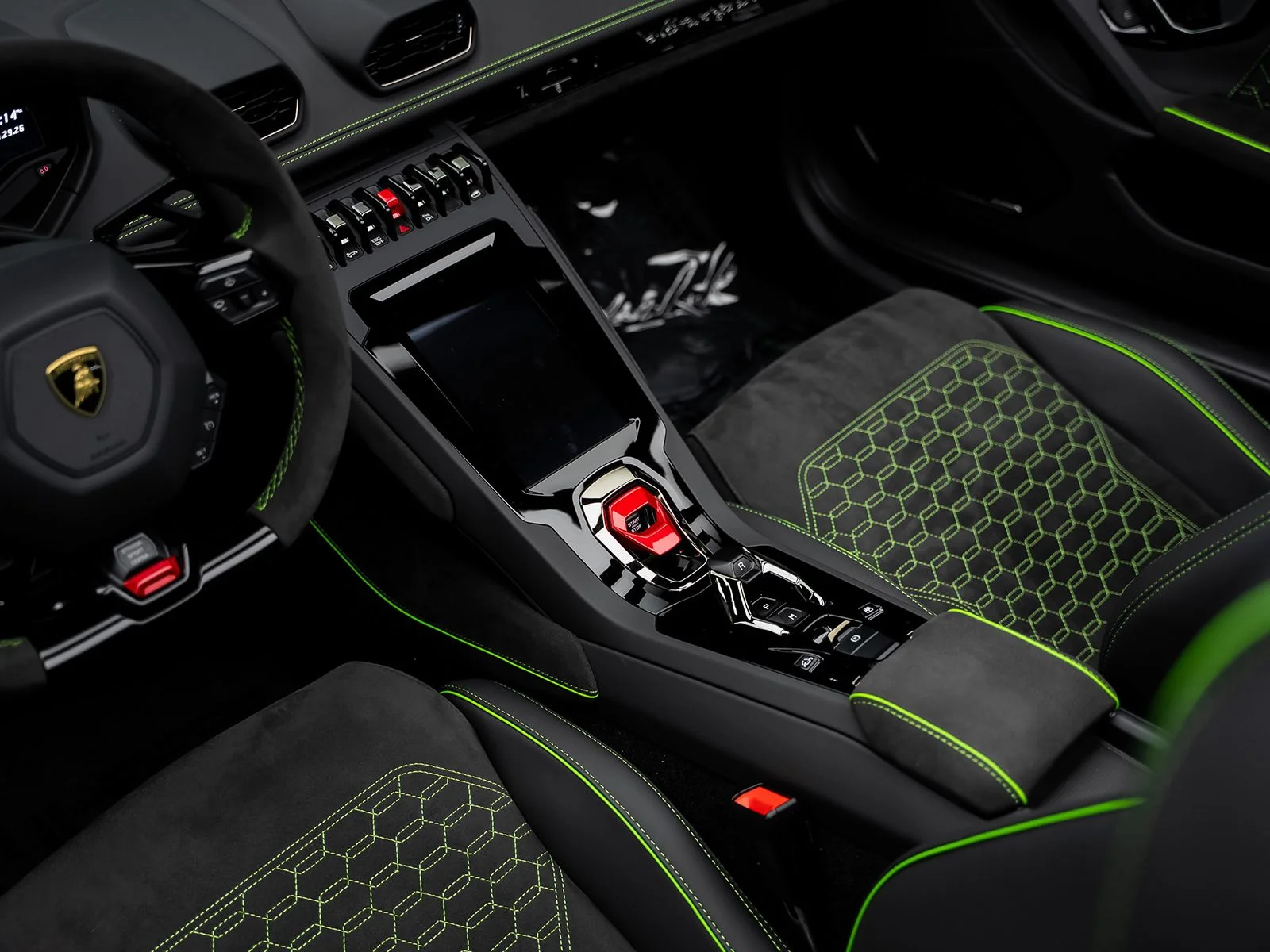 Used 2024 Green Lamborghini Base image 55