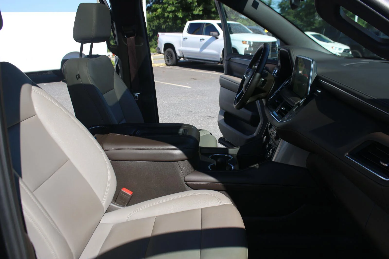Used 2024 Black Chevrolet Z71 image 39