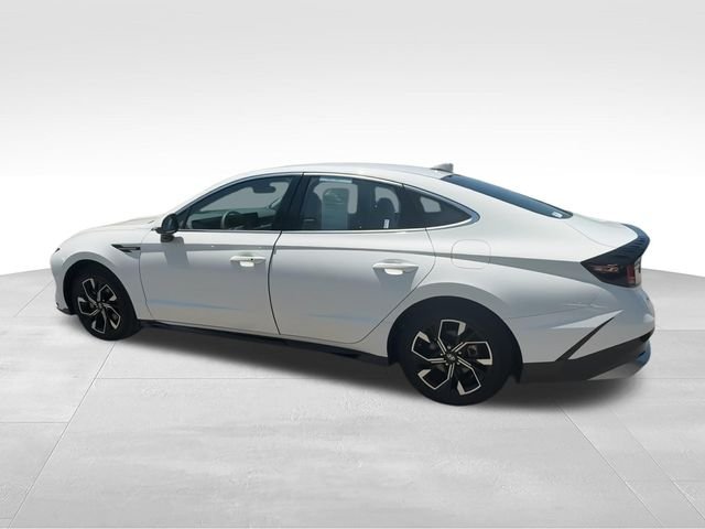 Used 2024 White Hyundai SEL image 6